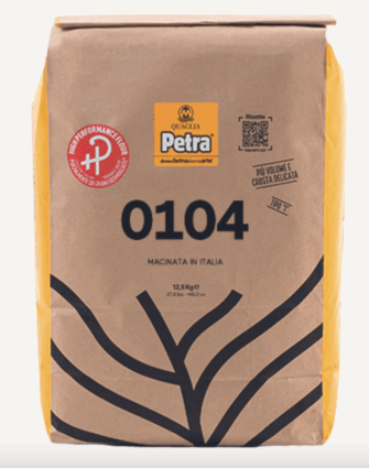 Sacco di farina Petra 0104. Farina macinata in Italia, ideale per pane e pizza. Alta qualità.