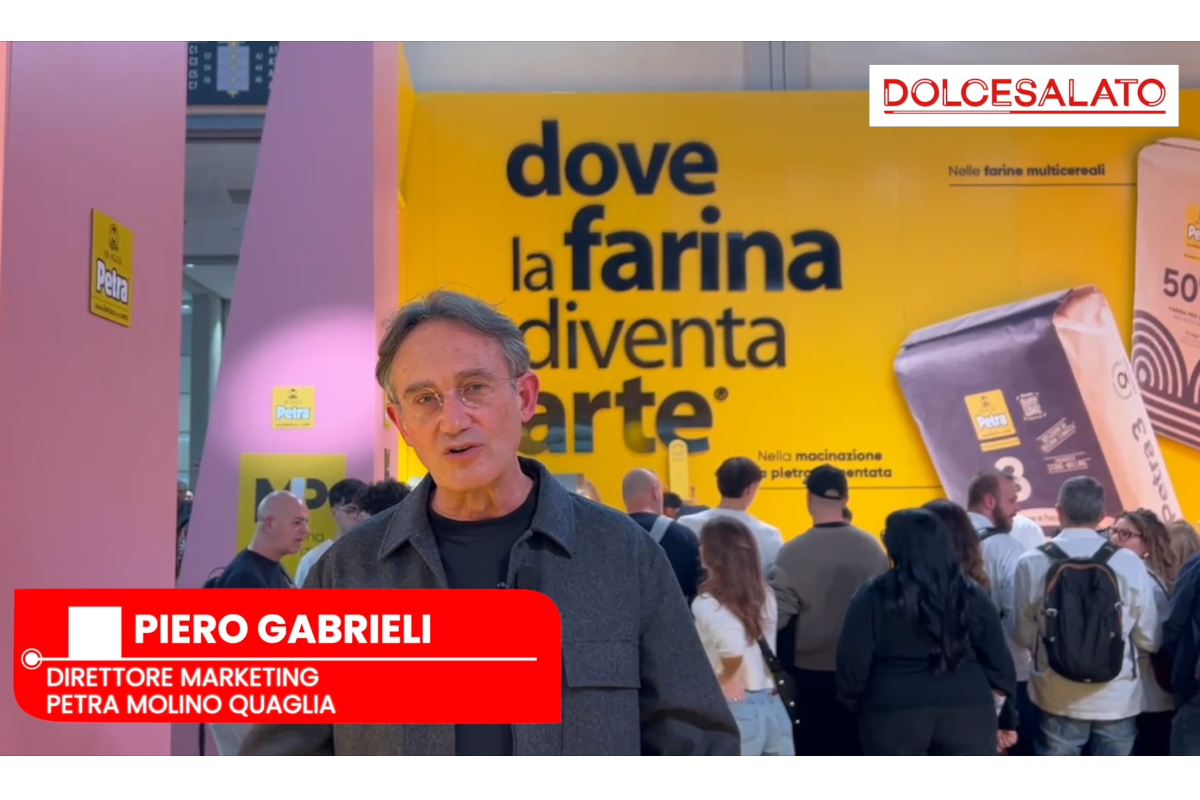 Piero Gabrieli (Molino Quaglia) a Sigep 2026. Stand Petra con sacchi di farina e claim dove la farina diventa arte.