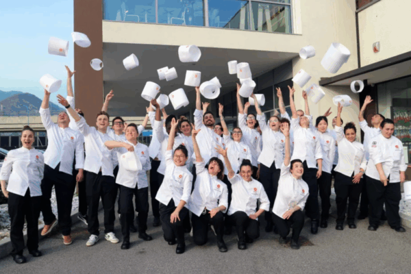 Studenti CAST Alimenti lanciano cappelli da chef. Partnership d'eccellenza per la gastronomia italiana.
