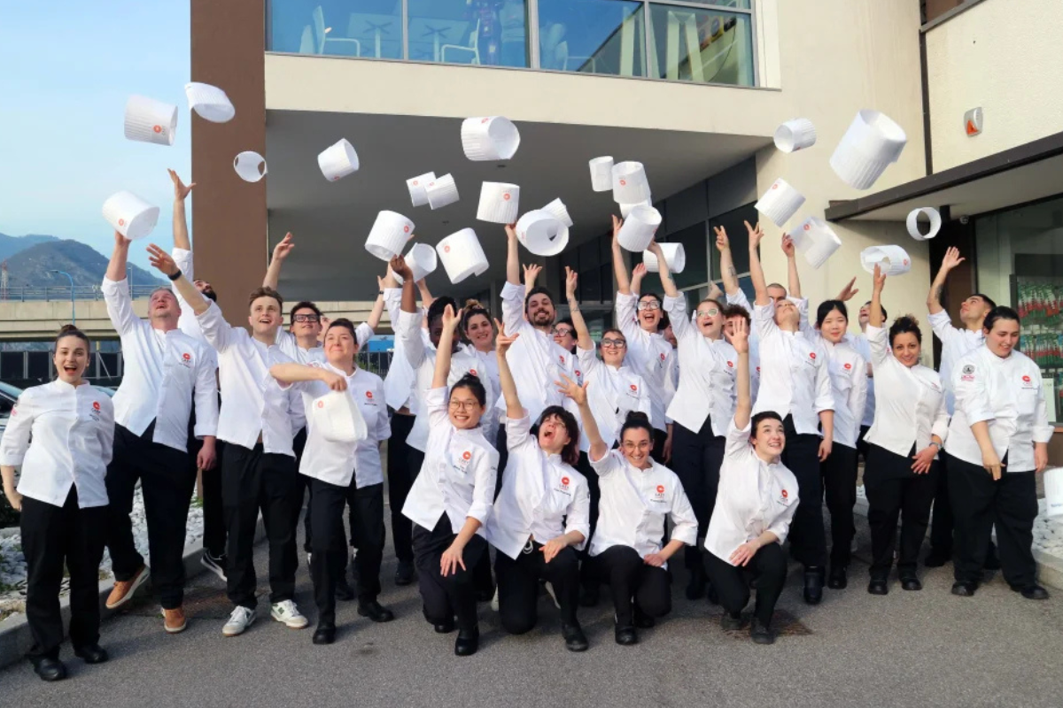 Studenti CAST Alimenti lanciano cappelli da chef. Partnership d'eccellenza per la gastronomia italiana.