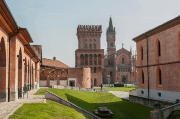 Università di Pollenzo: architettura storica, torre e chiesa in mattoni rossi. Test prodotti alimentari.