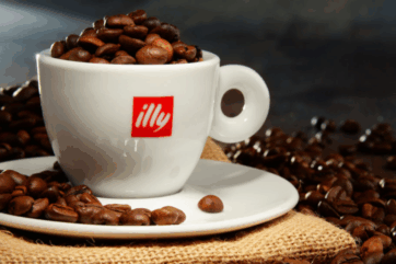 Tazza Illycaffè piena di chicchi di caffè. Master in Economia e Scienza del Caffè Illy.