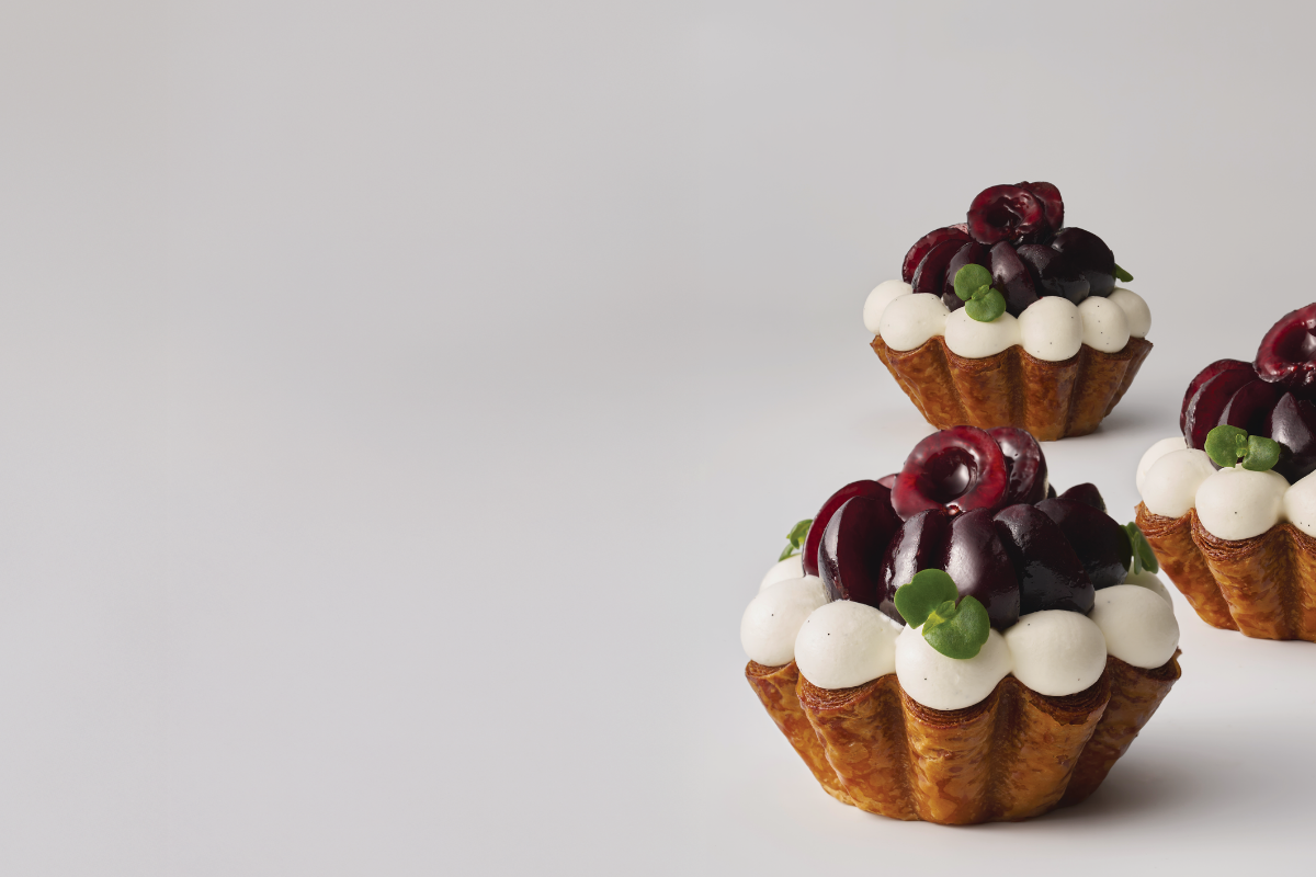 Tartellette clafoutis alle ciliegie. Dolci con crema, ciliegie fresche e pasta sfoglia.