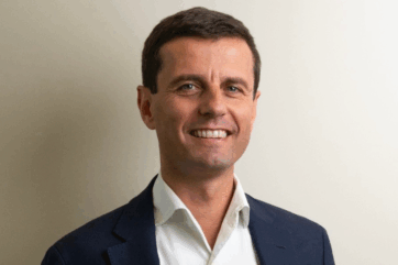 Ritratto di Enrico Amesso, nuovo direttore generale Fabbri 1905. Manager sorridente in giacca.