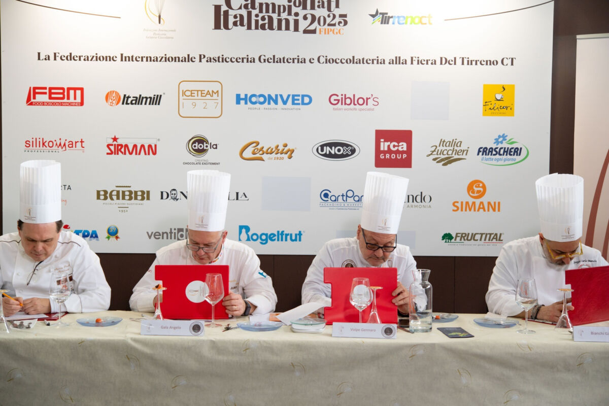 Giuria FIPGC al concorso Miglior Vetrina d'Italia. Chef pasticceri valutano creazioni.