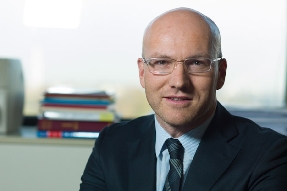 Ritratto di Giordano Curti, esperto di bozze automatiche, in giacca e cravatta.