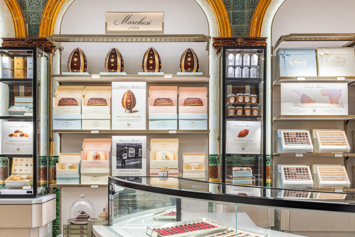 Vetrine Marchesi 1824 nella Chocolate Hall di Harrods. Uova di Pasqua, cioccolatini e confezioni regalo.