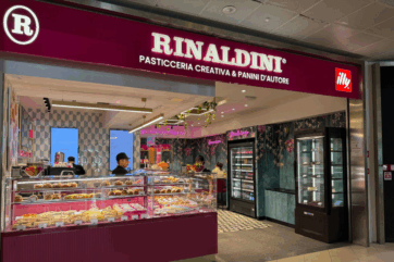 Pasticceria Rinaldini all'Aeroporto di Bologna. Vetrine con dolci, panini.