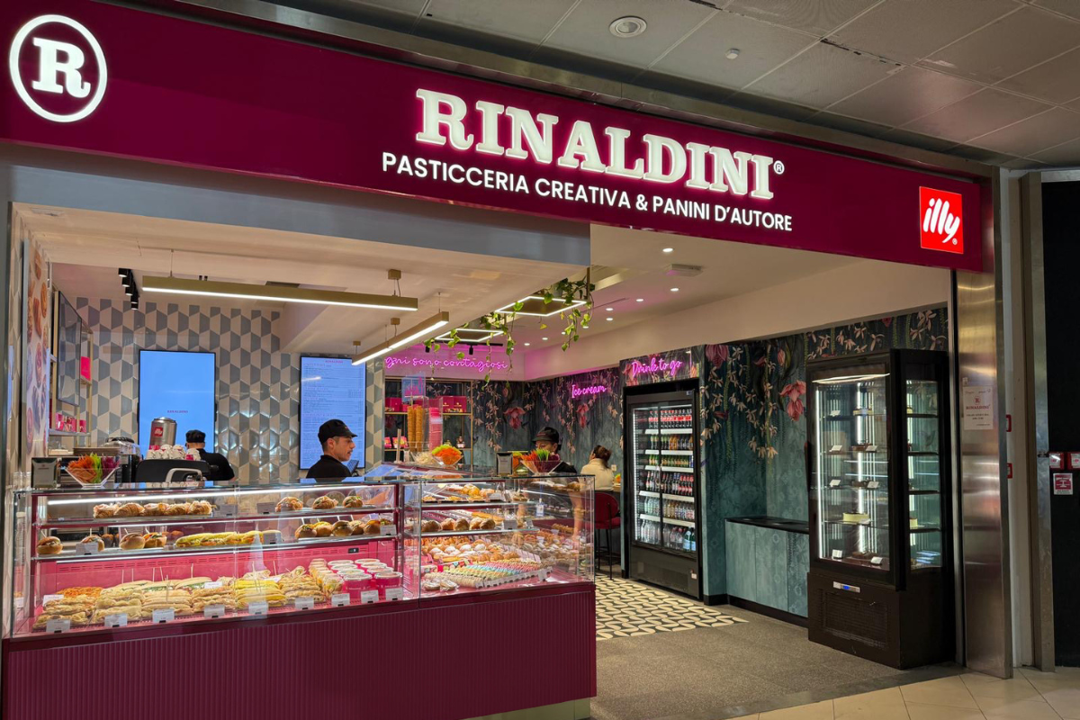 Pasticceria Rinaldini all'Aeroporto di Bologna. Vetrine con dolci, panini.