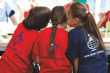 Bambine a Dynamo Camp con magliette Dynamo Camp. Terapia Ricreativa per bambini.