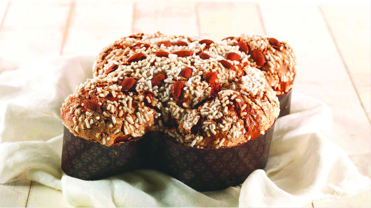 Colomba pasquale artigianale con mandorle e granella di zucchero. Dolce tipico pasquale.