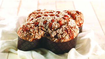 Colomba pasquale artigianale con mandorle e granella di zucchero. Dolce tipico pasquale.