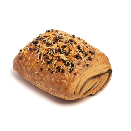 Fagotto Dubai Style al cioccolato. Pasticceria con cocco e gocce di cioccolato.