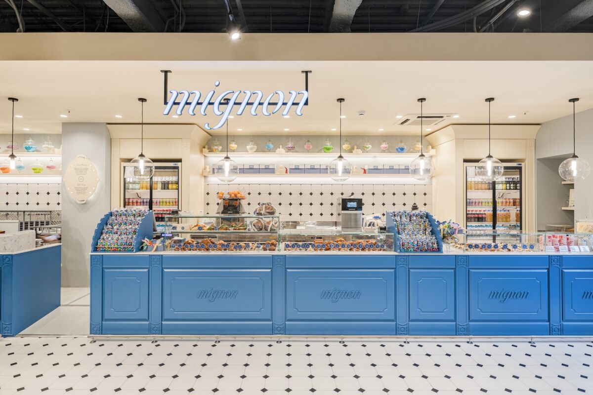 Bancone Mignon a Milano Centrale. Pasticceria napoletana, dolci mignon, design elegante.