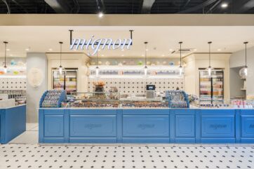 Bancone Mignon a Milano Centrale. Pasticceria napoletana, dolci mignon, design elegante.