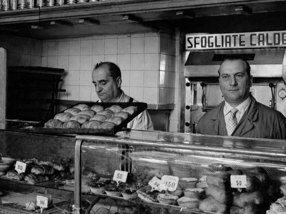 Pasticceria Pintauro 1785: sfogliate calde, pasticcieri al lavoro. Dolci tipici napoletani.