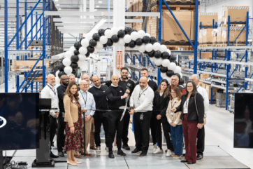 Inaugurazione stabilimento UNOX USA. Taglio del nastro con dirigenti e dipendenti. Nuova produzione forni professionali.