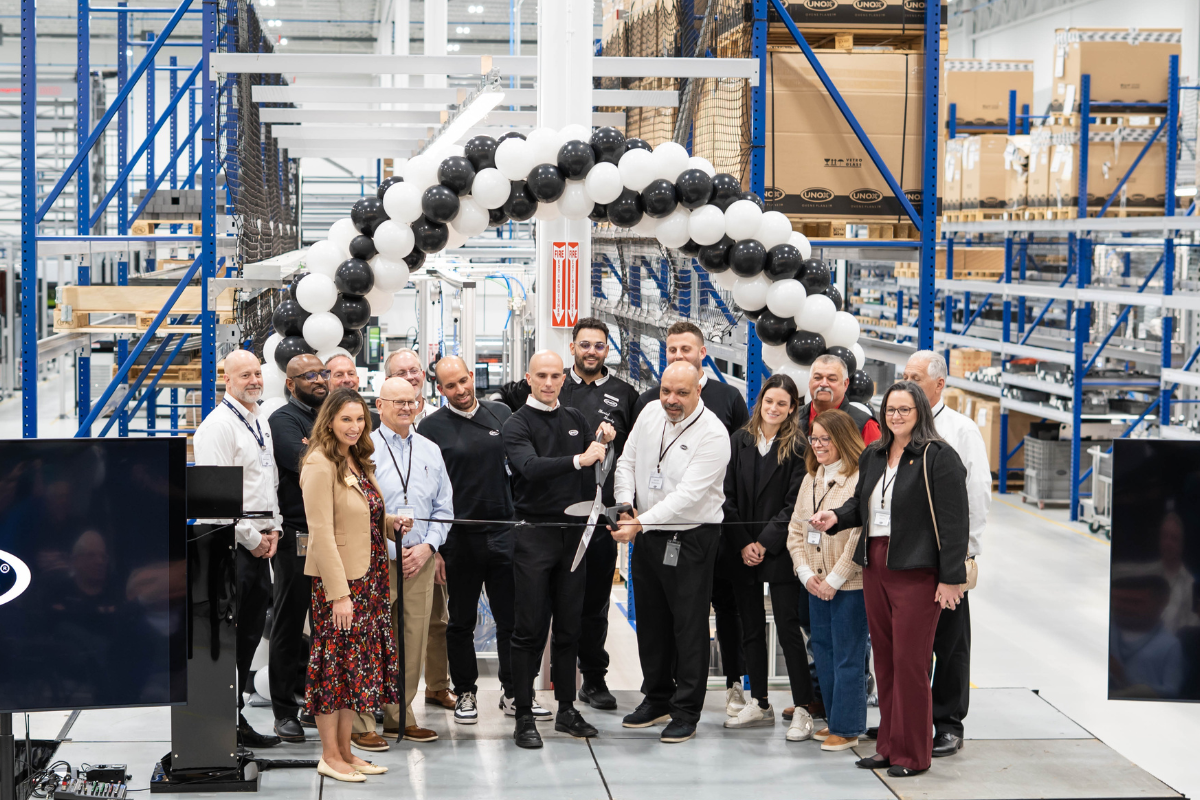 Inaugurazione stabilimento UNOX USA. Taglio del nastro con dirigenti e dipendenti. Nuova produzione forni professionali.