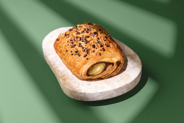 Fagotto Dubai style al cioccolato su vassoio. Pasticceria artigianale.