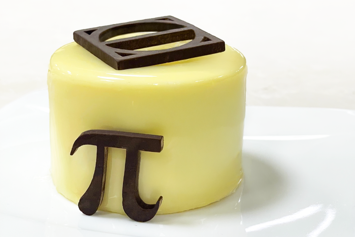 Dolce Pi Greco di Iginio Massari per il 14 marzo. Torta gialla con decorazioni in cioccolato a forma di Pi Greco.