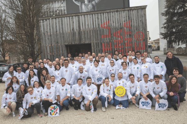 Gruppo di pasticceri Pastry Best con Petra. Team di esperti per la pasticceria strategica.