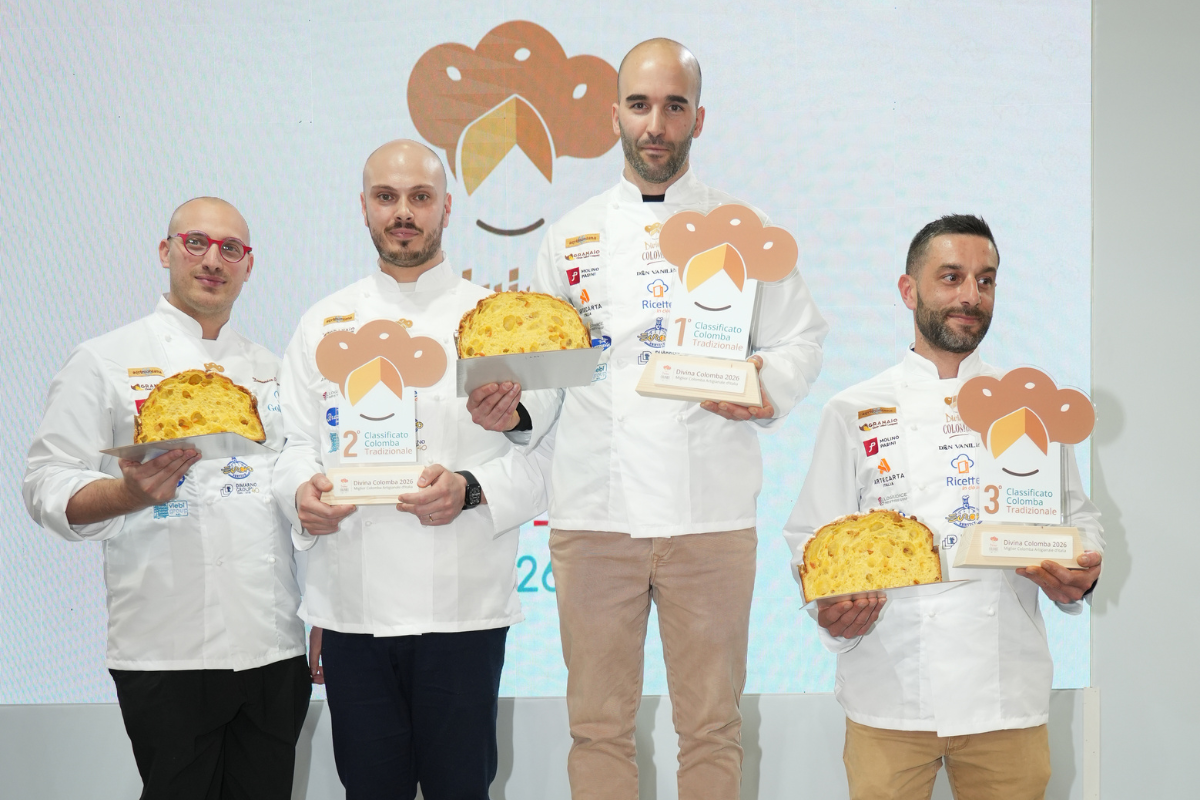 Podio Divina Colomba 2026: Tosi, Masulli, Chiumento. Vincitori con colomba artigianale tradizionale.
