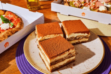 Tiramisù Day: pizza e tiramisù ordinati su Just Eat. Dolci al cacao.
