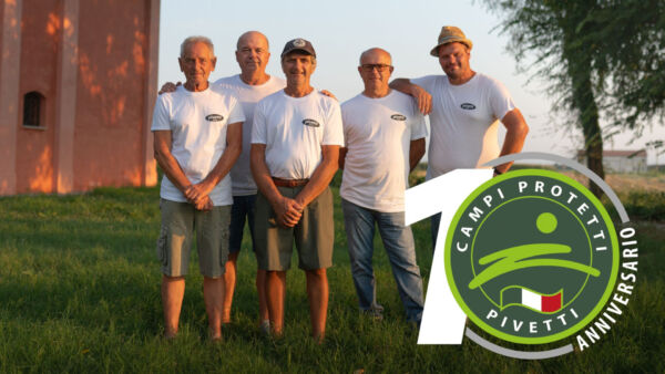 Team Campi Protetti Pivetti: 10 anni di filiera corta e certificata. Agricoltori e logo aziendale.
