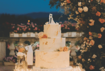 Torta nuziale a tre piani di Debora Vena con decorazioni floreali e topper sposi. Elegante, romantica, matrimonio.