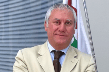 Luca Silvestrelli, nuovo Direttore TreValli Cooperlat. Ritratto di uomo in giacca e cravatta.