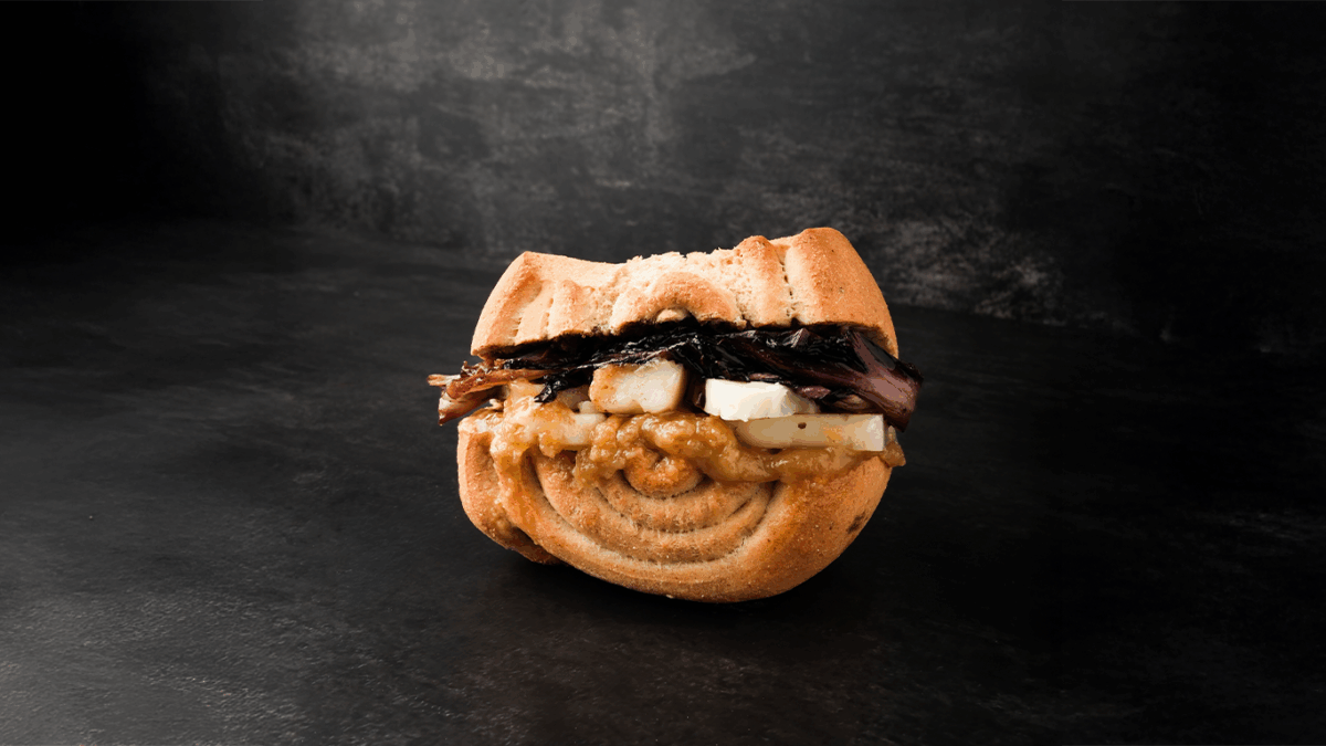 Mantovana con asiago, radicchio rosso e salsa di noci. Panino gourmet con ingredienti italiani.