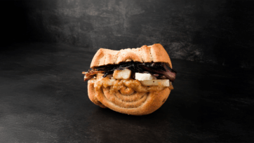 Mantovana con asiago, radicchio rosso e salsa di noci. Panino gourmet con ingredienti italiani.