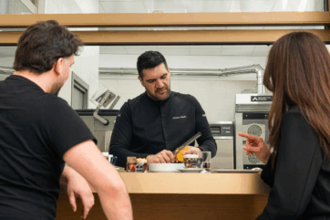 Tommaso Foglia nella nuova pasticceria a Nola. Chef al lavoro con clienti. Pasticceria artigianale, dolci.