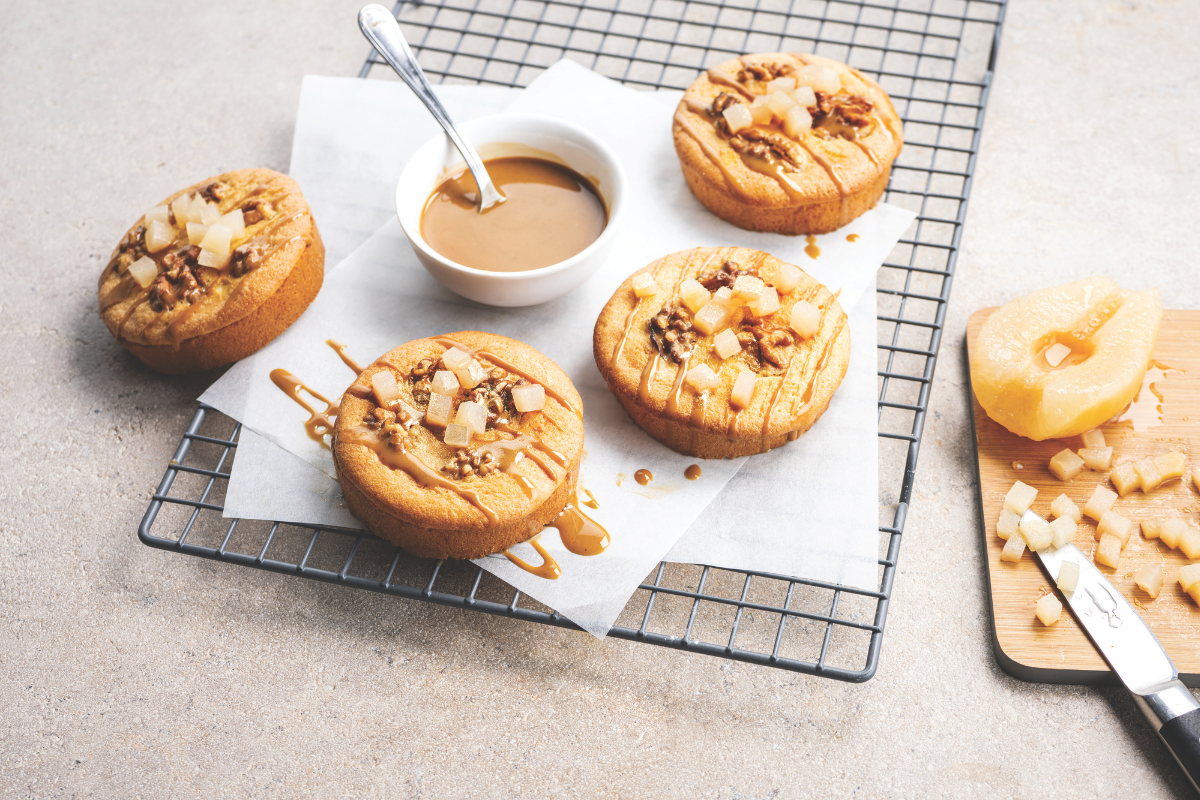 Bostock Maison senza lattosio. Dolcetti con pere, noci e caramello. Dessert senza lattosio.