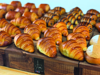 Assortimento di croissant e pain au chocolat. Impasto artigianale per colazione e pasticceria.