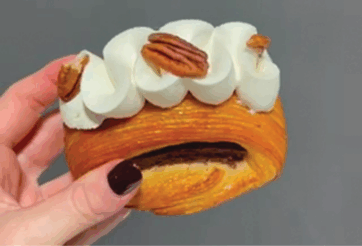 Pain suisse alla Fava Tonka con panna e noci pecan. Deliziosa viennoiserie.
