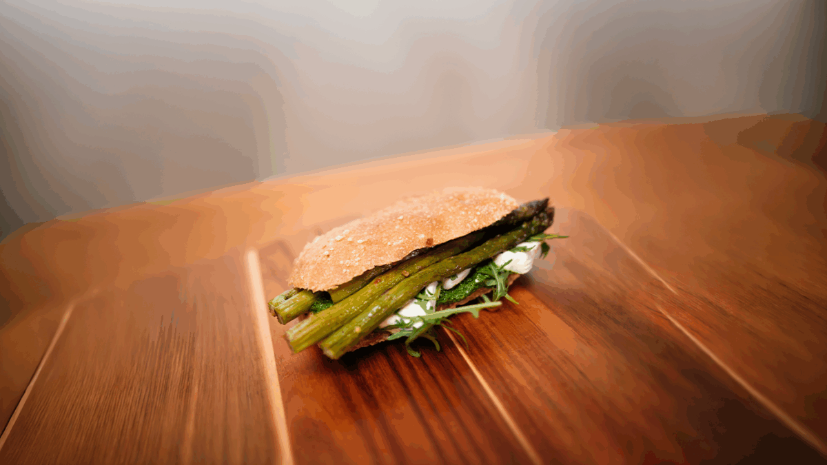 Ciabatta primaverile farcita con asparagi. Panino gourmet su tagliere di legno. Ricetta con Petra Evolutiva.