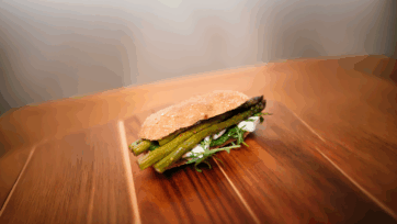 Ciabatta primaverile farcita con asparagi. Panino gourmet su tagliere di legno. Ricetta con Petra Evolutiva.
