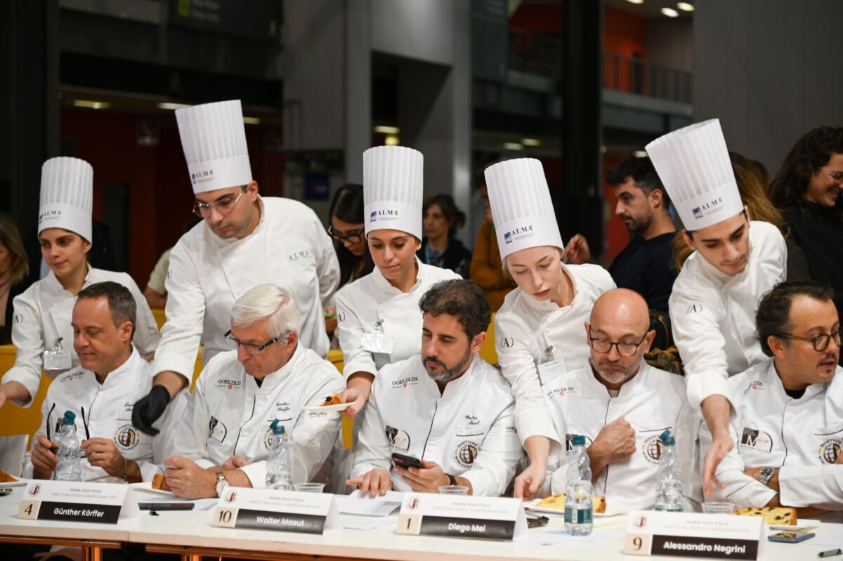 Giuria del Panettone World Championship 2027 durante la degustazione. Chef e pasticceri.
