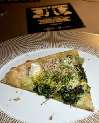 Fetta di pizza gourmet Altograno® con pesto, stracciatella e tartufo. Cucina d'autore pugliese.
