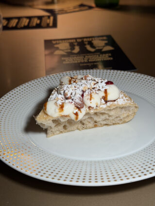 Pizza pugliese dolce con crema, mandorle e zucchero a velo. Specialità di Molino Casillo Altograno®.
