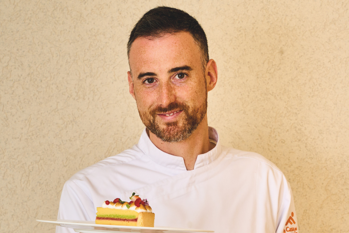 Chef Paolo Mariani con dolce senza glutine. Ricetta esclusiva Molino Paolo Mariani e Mirco Quarto.