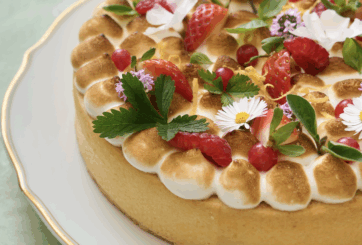 Crostata gluten free al limone con meringa, fragole e lamponi. Dolce senza glutine decorato con fiori.