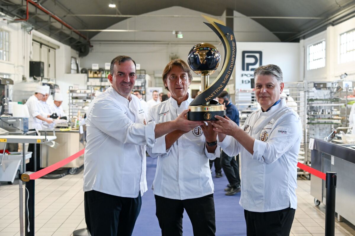 Team Italia Campioni 2023: chef con trofeo Panettone World Championship. Eccellenza pasticcera italiana.