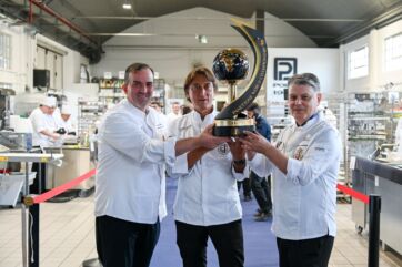 Team Italia Campioni 2023: chef con trofeo Panettone World Championship. Eccellenza pasticcera italiana.