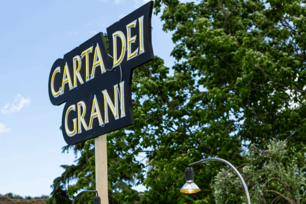 Insegna Carta dei Grani di Bread Religion. Grani antichi, pane artigianale.