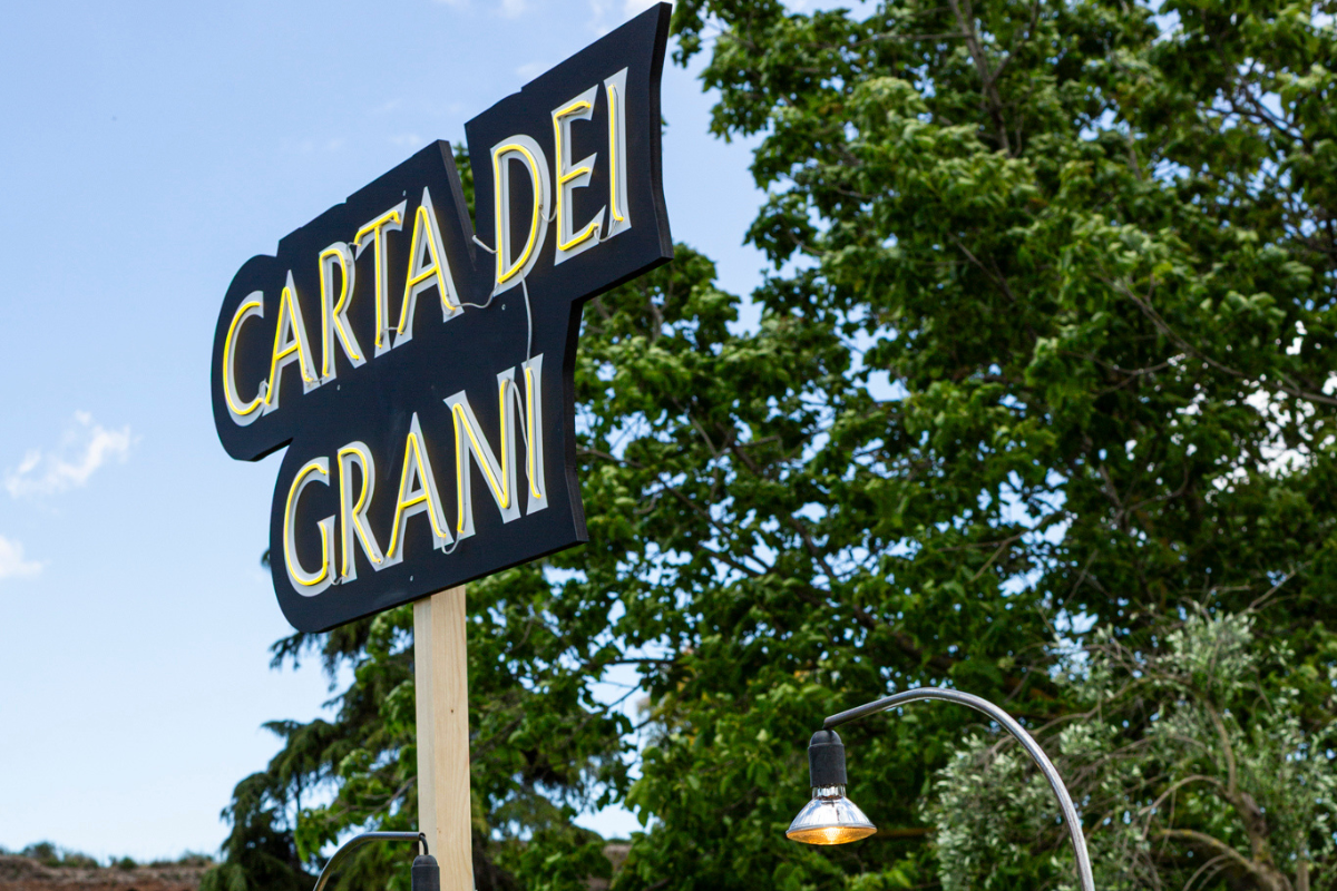 Insegna Carta dei Grani di Bread Religion. Grani antichi, pane artigianale.