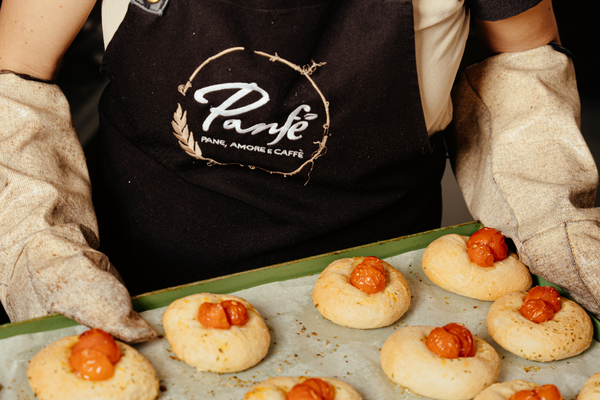 Panfé Monza: focaccine con pomodorini. Pane artigianale, amore e caffè nel nuovo punto vendita.