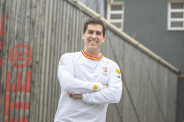 Samuel Suarez, panificatore creativo. Ritratto dello chef con divisa bianca. Panificazione artigianale.