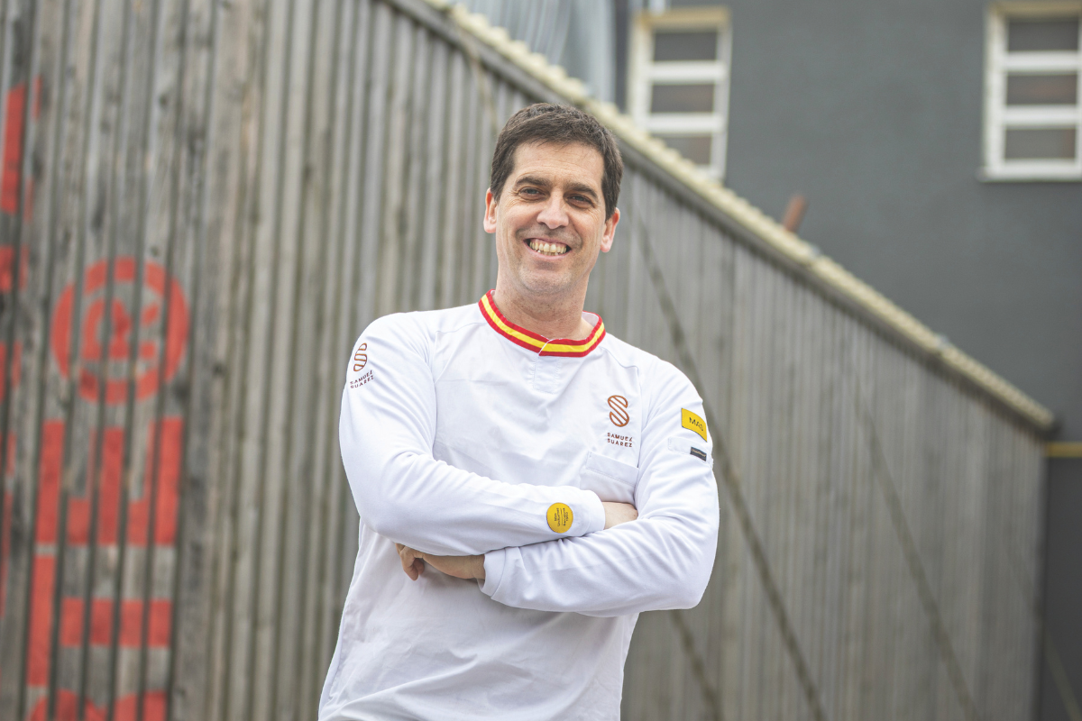 Samuel Suarez, panificatore creativo. Ritratto dello chef con divisa bianca. Panificazione artigianale.